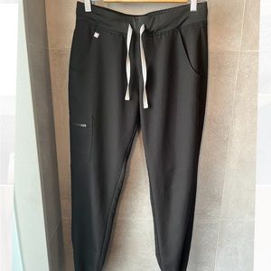 FIGS Zamora jogger scrub pants in Black. Size: S